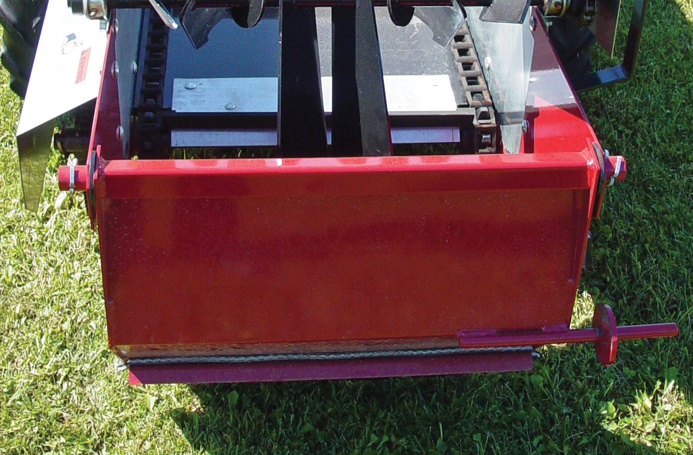 closeup of H&S 1280 ground drive manure spreader rear pan option