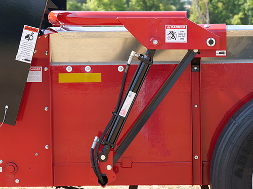 closeup of H&S 3127 heavy-duty manure spreader hydraulic endgate cylinder