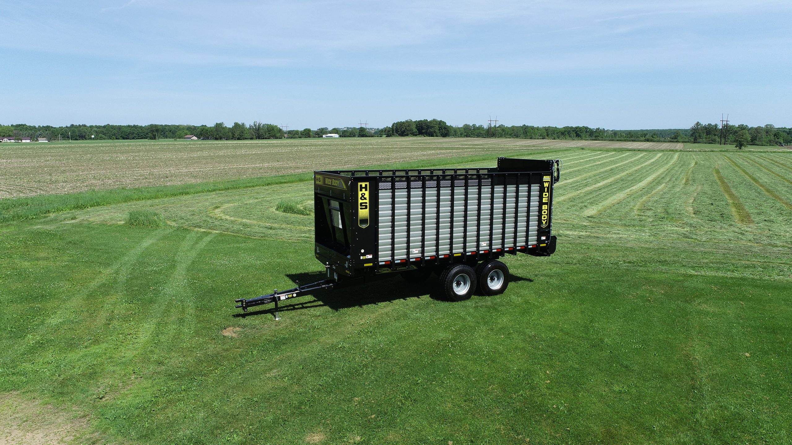 H&S 8200 wide body series rear unload forage box with aluminized sides